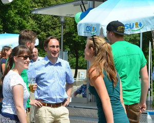 Der Landtagsabgeordnete Andreas Lorenz (CSU) diskutiert mit Jungwählern. | Foto: ho